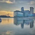 Relaxing 1-Bed Flat In Salford With Street Parking